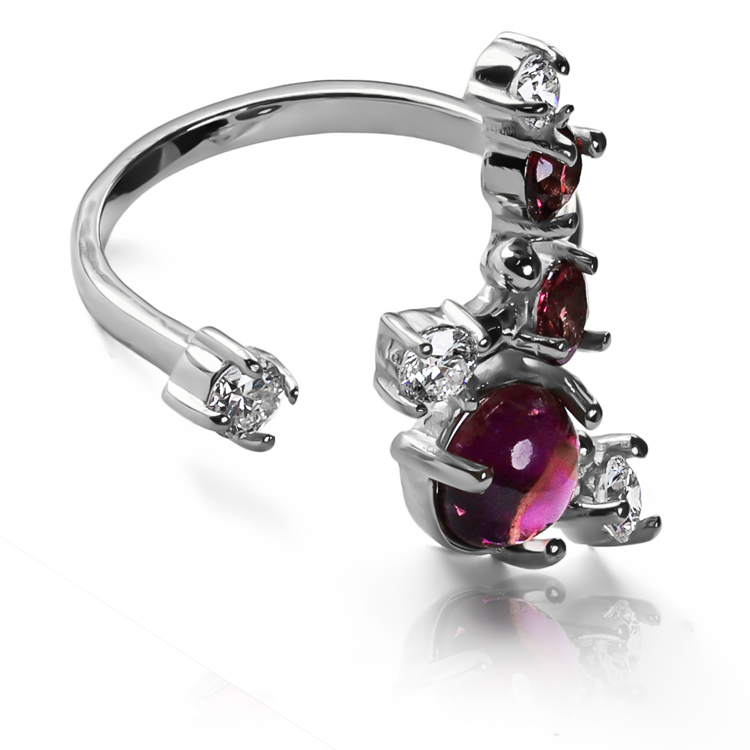 Anillo Red Garden, hecho de oro 18k con certificado de calidad y garantía de por vida, esta Joyería Caracas es una elección sofisticada y exclusiva para un momento tan especial. 