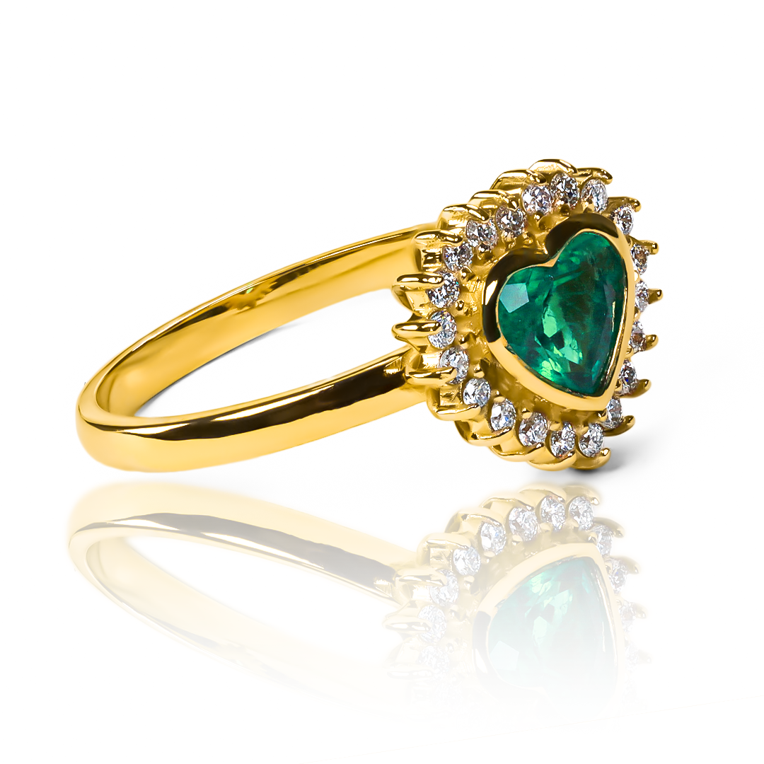 Anillo Emerald Heart ring, hecho de oro 18k con certificado de calidad y garantía de por vida, esta Joyería Caracas es una elección sofisticada y exclusiva para un momento tan especial.