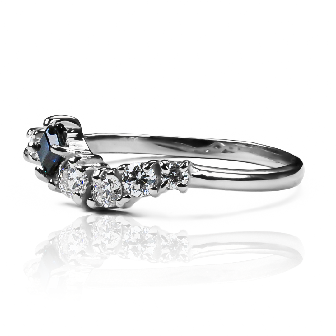 Anillo Frida Diamonds, hecho de oro 18k con certificado de calidad y garantía de por vida, esta Joyería Caracas es una elección sofisticada y exclusiva para un momento tan especial.
