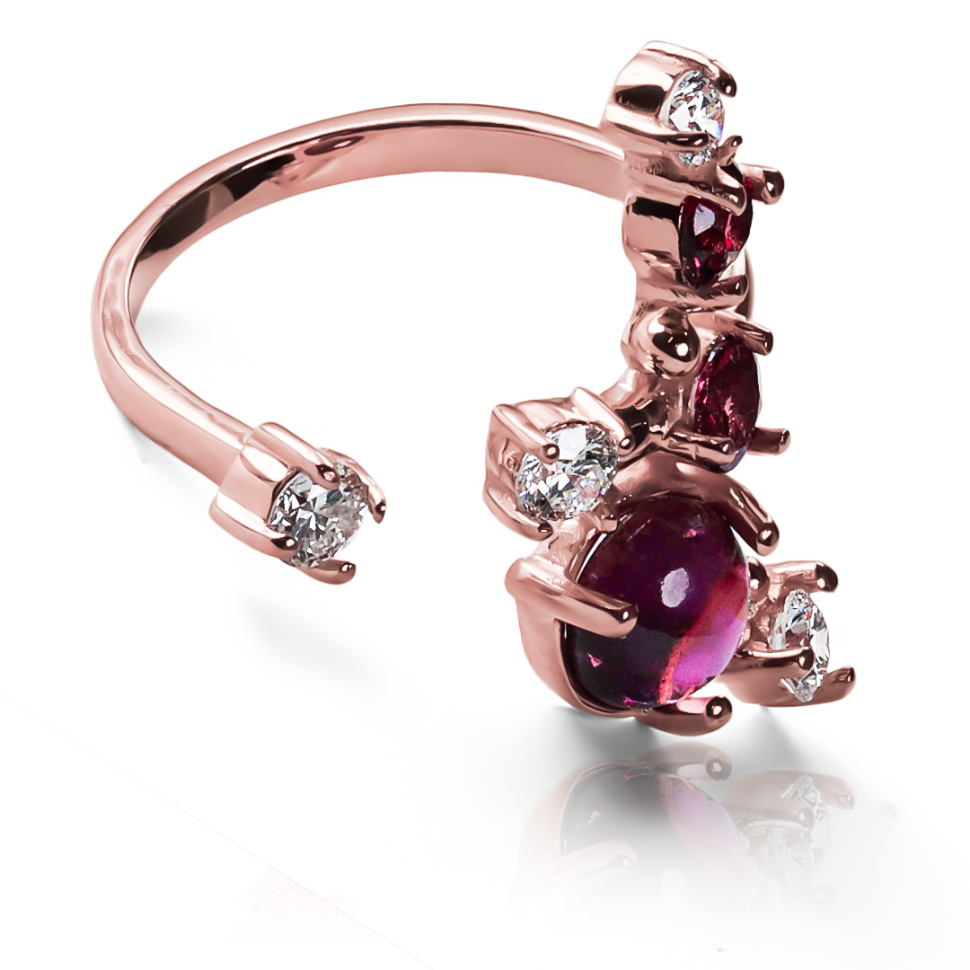 Anillo Red Garden, hecho de oro 18k con certificado de calidad y garantía de por vida, esta Joyería Caracas es una elección sofisticada y exclusiva para un momento tan especial. 