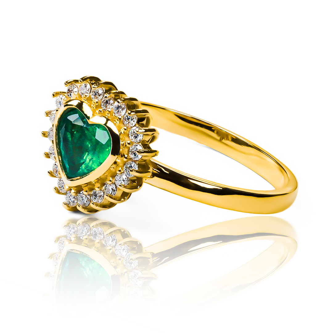 Anillo Emerald Heart ring, hecho de oro 18k con certificado de calidad y garantía de por vida, esta Joyería Caracas es una elección sofisticada y exclusiva para un momento tan especial.