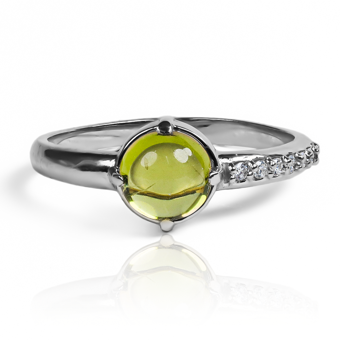 Anillo Topacio one line diamonds, hecho de oro 18k con certificado de calidad y garantía de por vida, esta Joyería Caracas es una elección sofisticada y exclusiva para un momento tan especial.