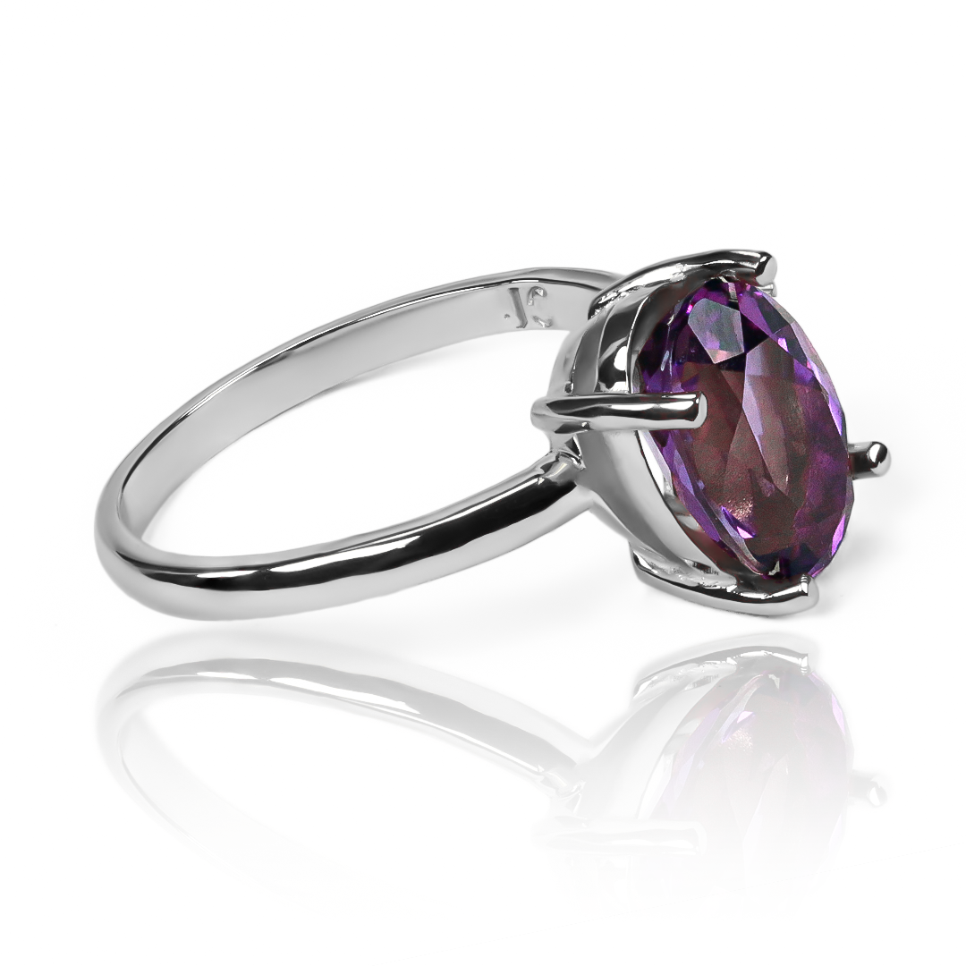 Anillo Purple Sky, hecho de oro 18k con certificado de calidad y garantía de por vida, esta Joyería Caracas es una elección sofisticada y exclusiva para un momento tan especial. 