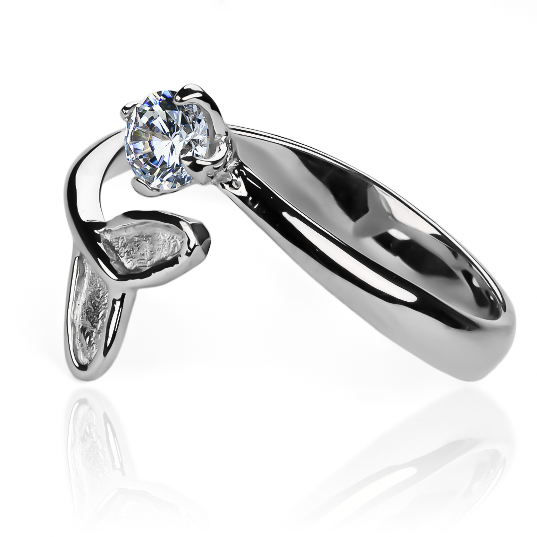  Anillo dolphin crystal de Joyería Caracas es una pieza de lujo en oro 18k que te garantiza elegancia y exclusividad. Con garantía de por vida.
