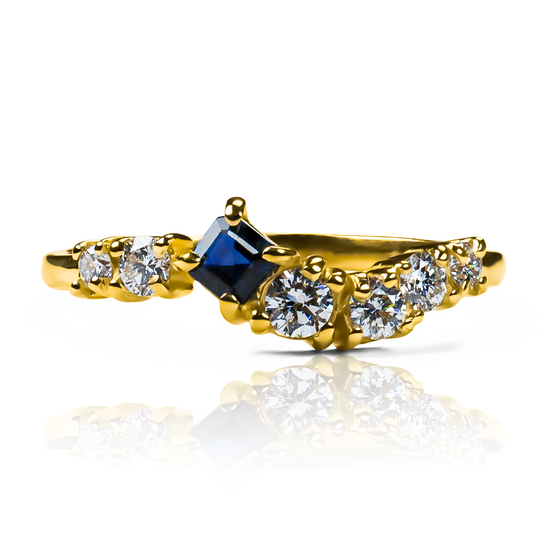 Anillo Frida Diamonds, hecho de oro 18k con certificado de calidad y garantía de por vida, esta Joyería Caracas es una elección sofisticada y exclusiva para un momento tan especial.
