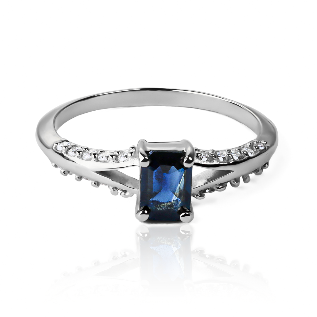 Anillo Sapphire Bridge, hecho de oro 18k con certificado de calidad y garantía de por vida, esta Joyería Caracas es una elección sofisticada y exclusiva para un momento tan especial.