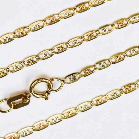 Cadena de oro de 18k con diseño de escalera es un accesorio de alta calidad de la Joyería Caracas. Cuenta con garantía de por vida. 