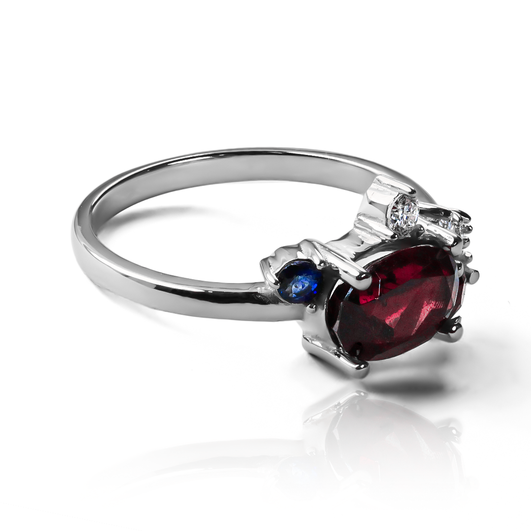 Anillo Trilogy, hecho de oro 18k con certificado de calidad y garantía de por vida, esta Joyería Caracas es una elección sofisticada y exclusiva para un momento tan especial.