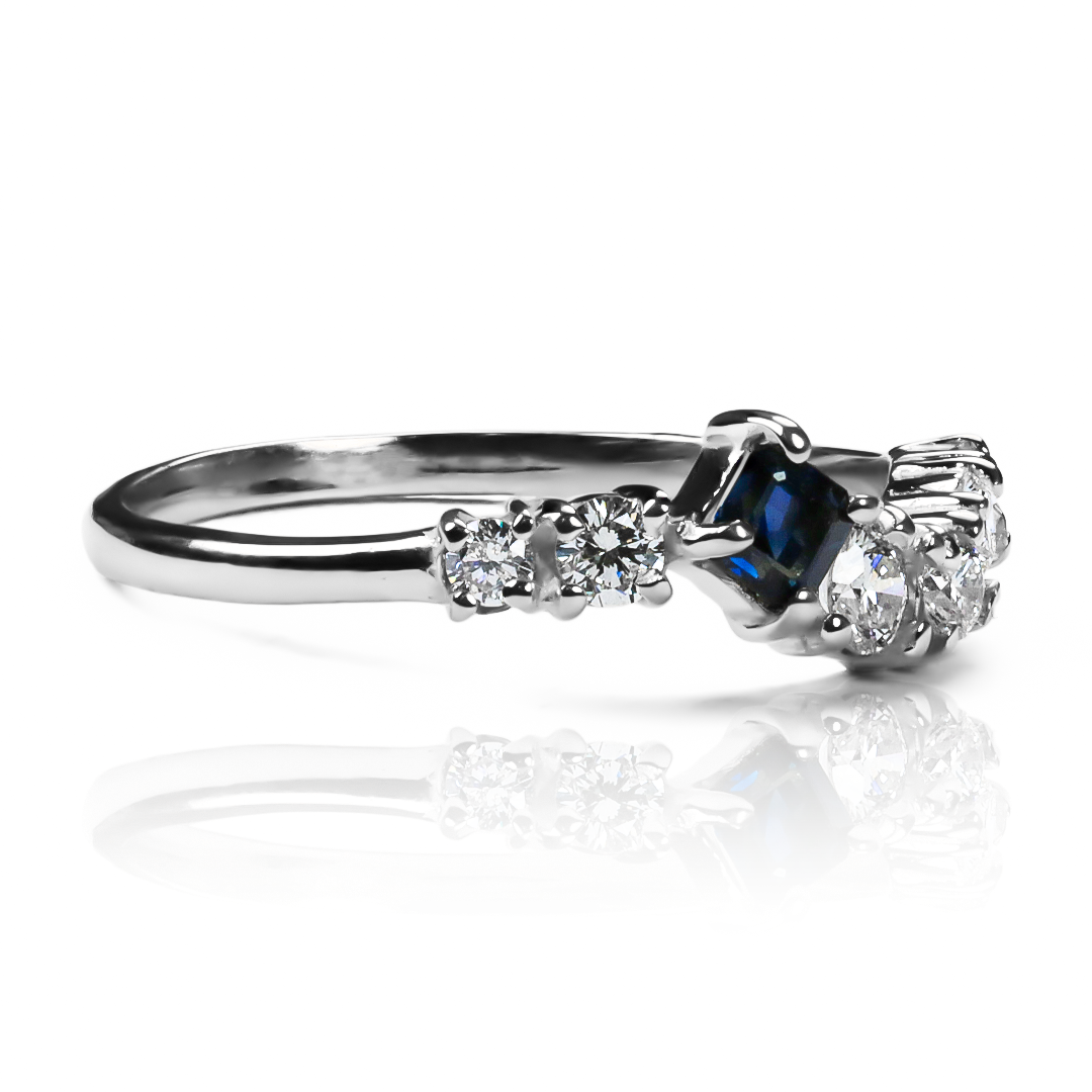 Anillo Frida Diamonds, hecho de oro 18k con certificado de calidad y garantía de por vida, esta Joyería Caracas es una elección sofisticada y exclusiva para un momento tan especial.