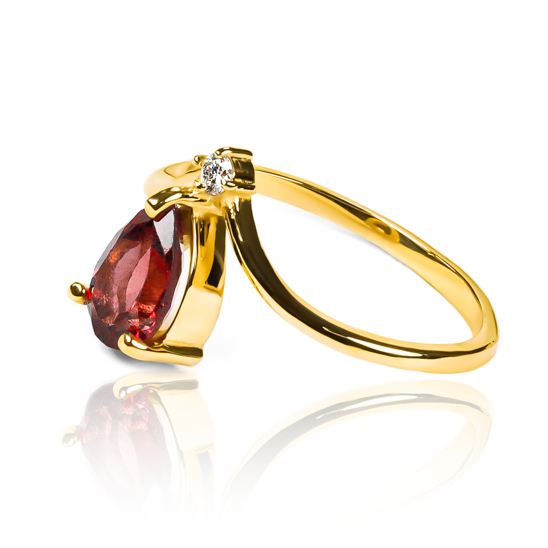 Anillo Garnet Passion, hecho de oro 18k con certificado de calidad y garantía de por vida, esta Joyería Caracas es una elección sofisticada y exclusiva para un momento tan especial.