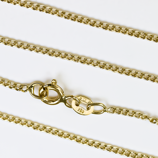 Cadena mini cubana 40 es una joya exclusiva de Joyería Caracas que hará brillar tu estilo. Hecha con oro de 18k, esta pieza de alta calidad viene con una garantía de por vida para asegurar tu satisfacción.