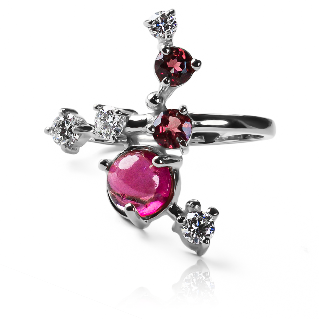 Anillo Red Garden, hecho de oro 18k con certificado de calidad y garantía de por vida, esta Joyería Caracas es una elección sofisticada y exclusiva para un momento tan especial. 