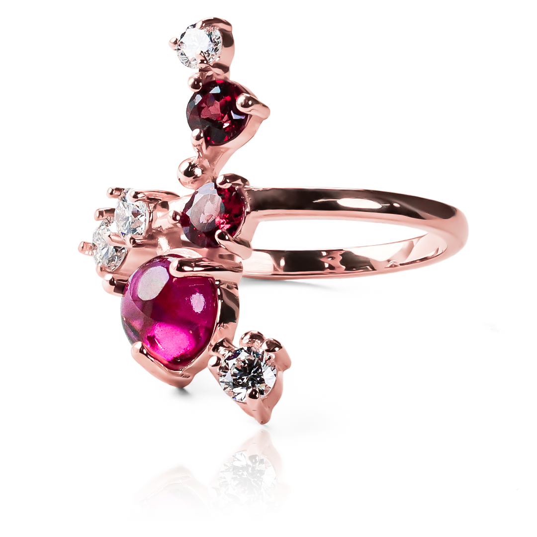 Anillo Red Garden, hecho de oro 18k con certificado de calidad y garantía de por vida, esta Joyería Caracas es una elección sofisticada y exclusiva para un momento tan especial. 