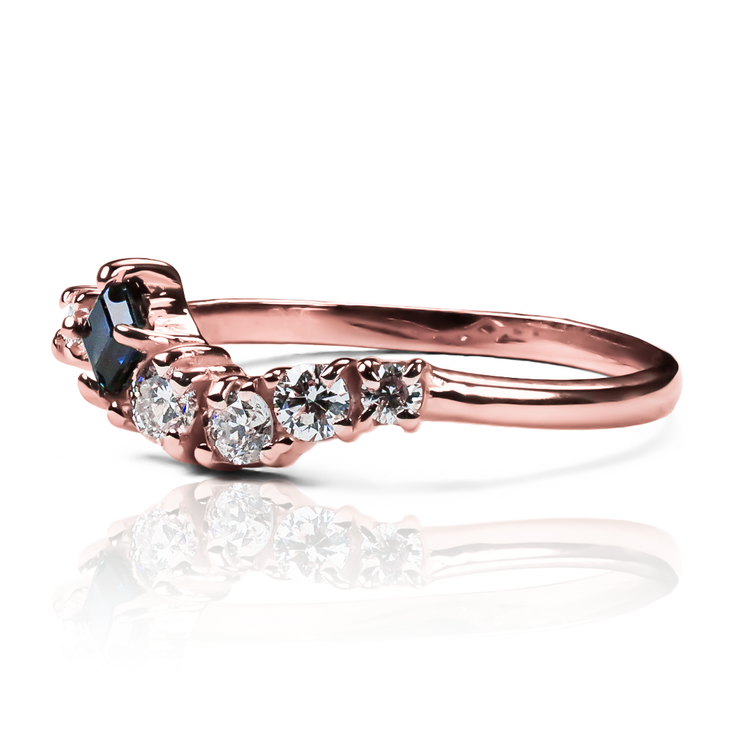 Anillo Frida Diamonds, hecho de oro 18k con certificado de calidad y garantía de por vida, esta Joyería Caracas es una elección sofisticada y exclusiva para un momento tan especial.