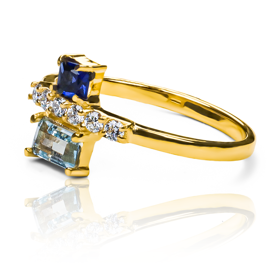Anillo Sapphire Tower, hecho de oro 18k con certificado de calidad y garantía de por vida, esta Joyería Caracas es una elección sofisticada y exclusiva para un momento tan especial.