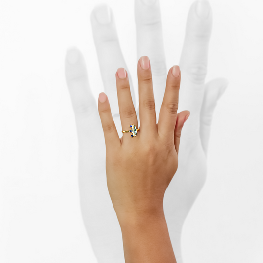 Mano de mujer con anillo en oro amarillo de 18 quilates, Topacio central, 3 zafiros y 7 diamantes, hecho en Joyería Caracas. 