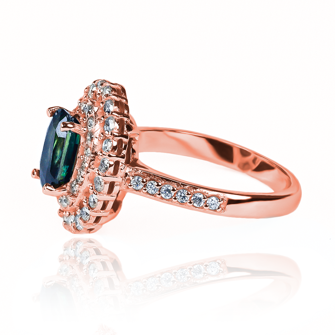 Anillo Queen's Sapphire, hecho de oro 18k con certificado de calidad y garantía de por vida, esta Joyería Caracas es una elección sofisticada y exclusiva para un momento tan especial.