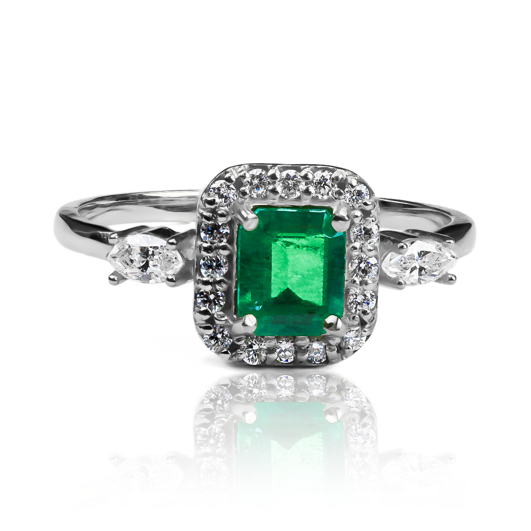 Anillo Emerald Heart ring, hecho de oro 18k con certificado de calidad y garantía de por vida, esta Joyería Caracas es una elección sofisticada y exclusiva para un momento tan especial. 
