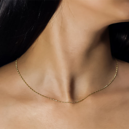 Cuello de mujer con cadena en tejido stick & sphere, en oro amarillo de 18k, hecho en Joyería Caracas. 