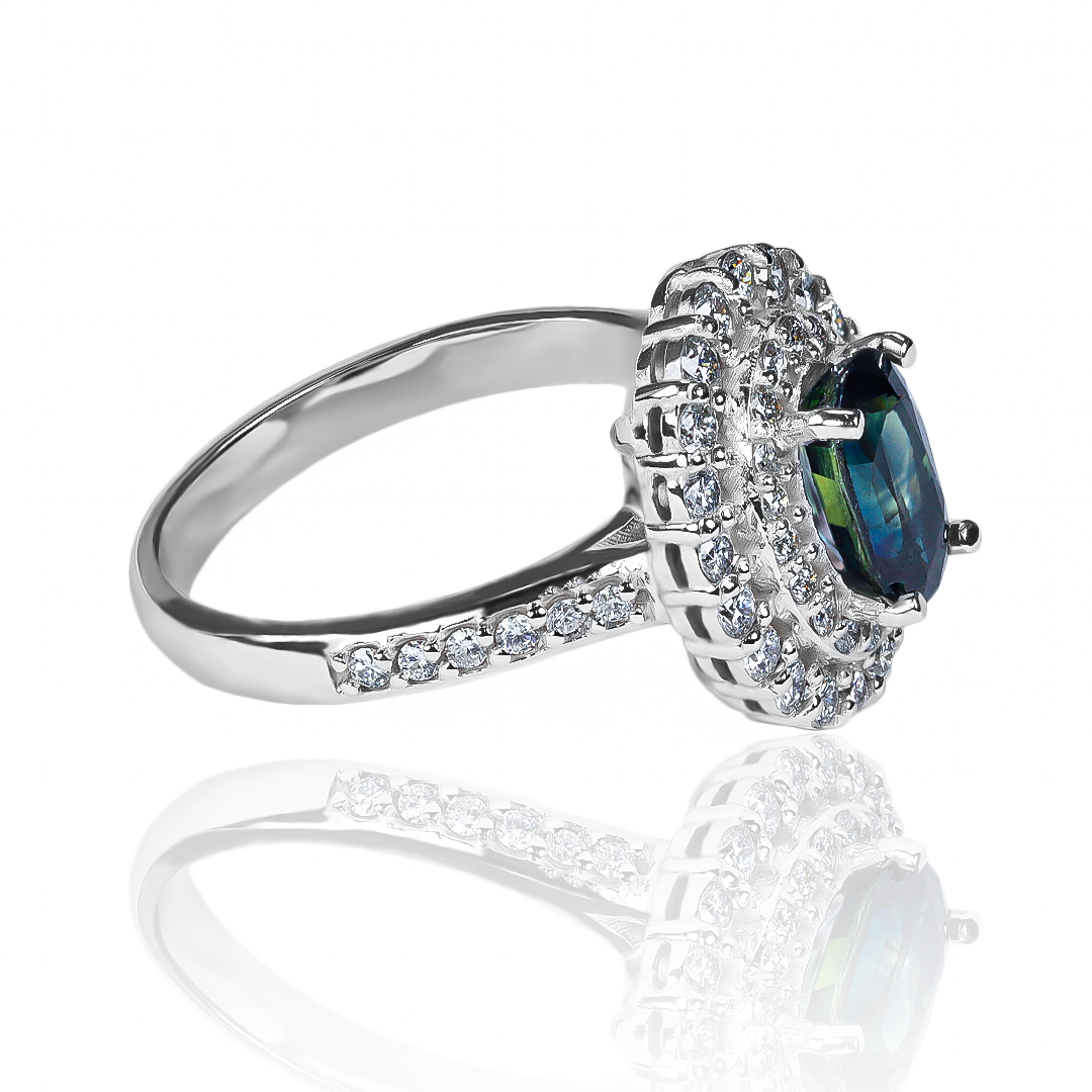 Anillo Queen's Sapphire, hecho de oro 18k con certificado de calidad y garantía de por vida, esta Joyería Caracas es una elección sofisticada y exclusiva para un momento tan especial.