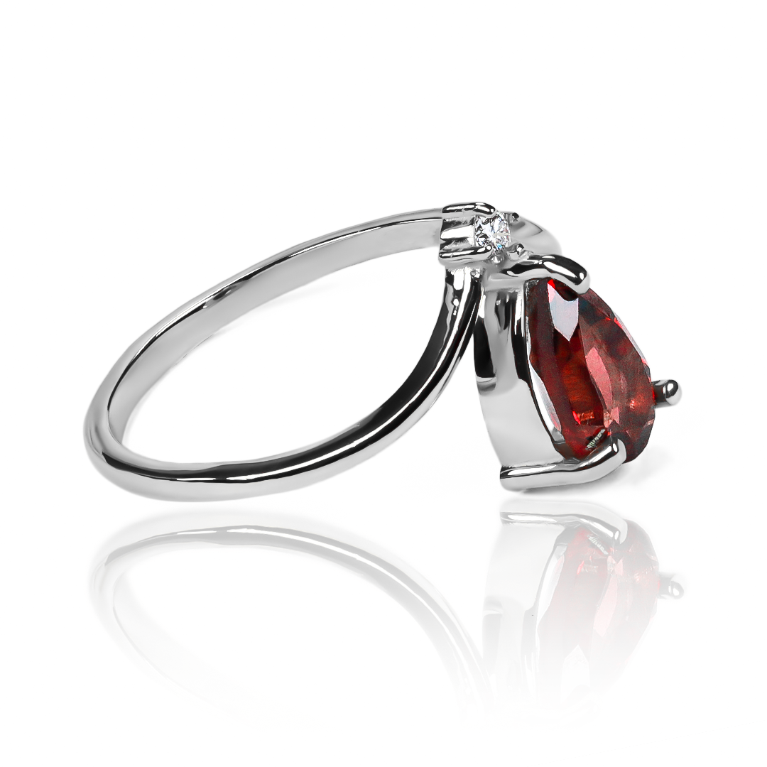 Anillo Garnet Passion, hecho de oro 18k con certificado de calidad y garantía de por vida, esta Joyería Caracas es una elección sofisticada y exclusiva para un momento tan especial.