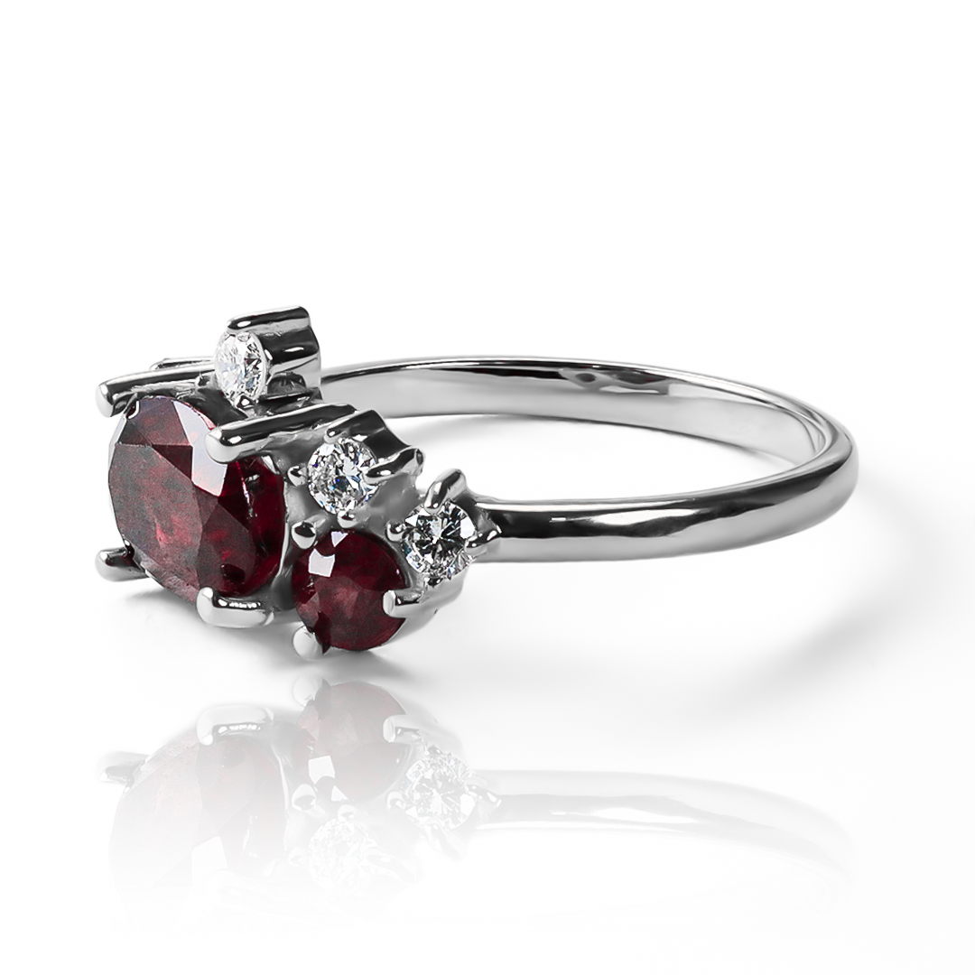 Anillo Trilogy, hecho de oro 18k con certificado de calidad y garantía de por vida, esta Joyería Caracas es una elección sofisticada y exclusiva para un momento tan especial.