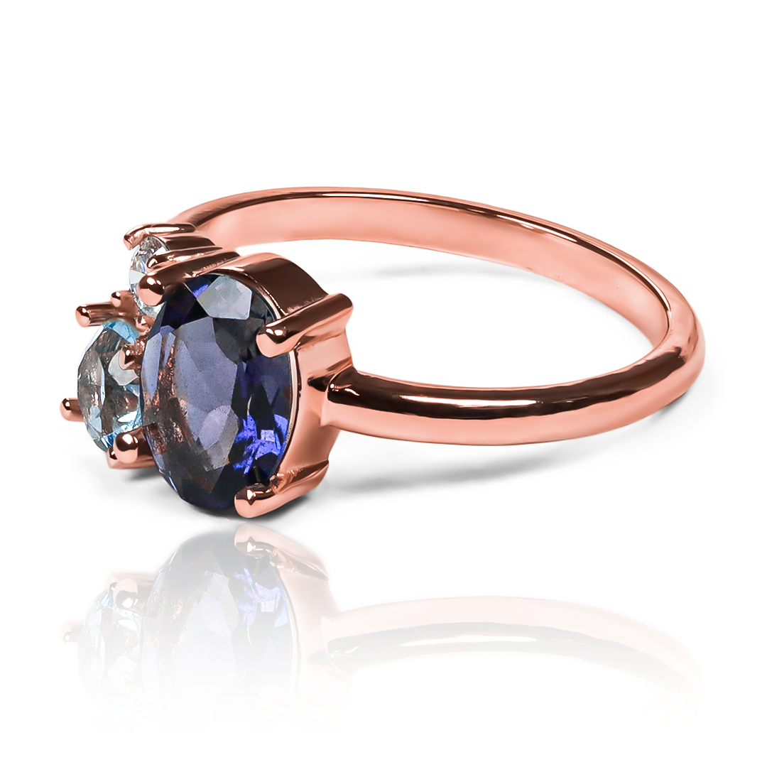 Anillo Purple sky plus topaz, hecho de oro 18k con certificado de calidad y garantía de por vida, esta Joyería Caracas es una elección sofisticada y exclusiva para un momento tan especial.