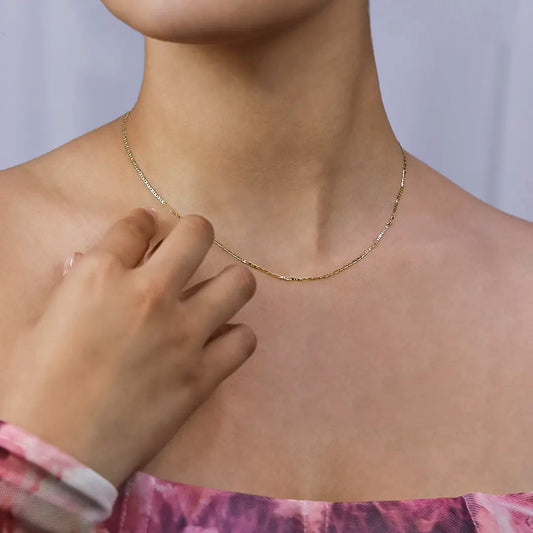 Cuello de mujer con cadena en tejido escalera plana espejo de oro amarillo de 18 quilates, hecho en Joyería Caracas. 