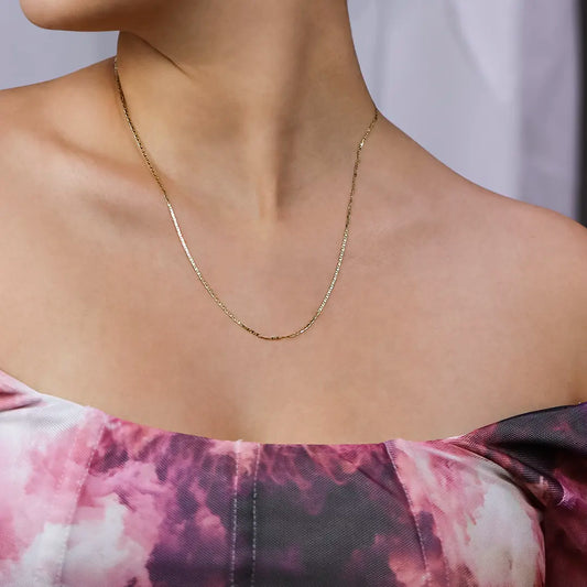 Cuello de mujer con cadena en tejido escalera plana espejo de oro amarillo de 18 quilates, hecho en Joyería Caracas. 
