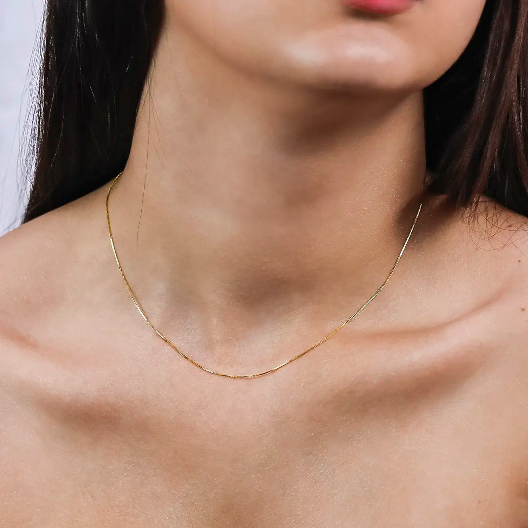 Cuello de mujer con cadena en tejido venecia de oro amarillo de 18 quilates, hecho en Joyería Caracas. 