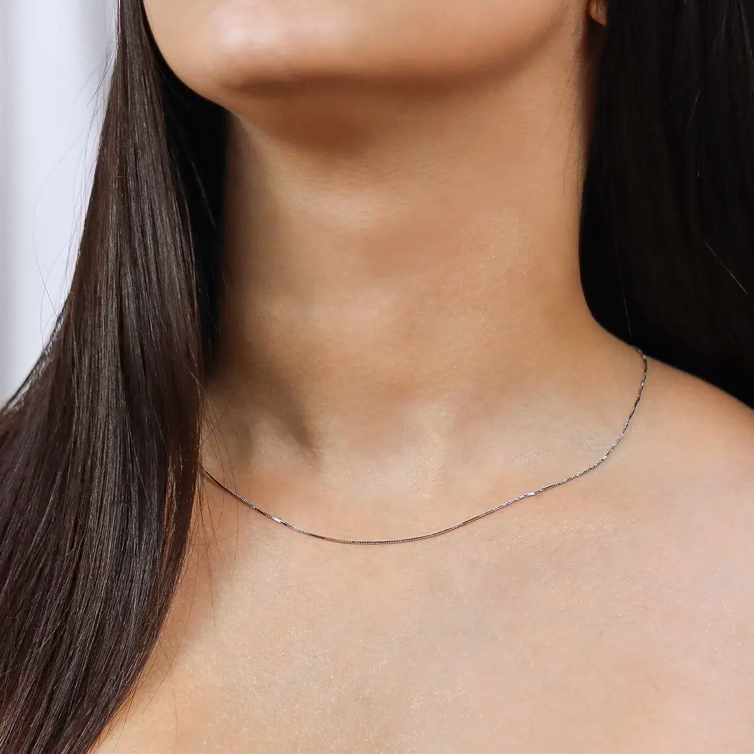 Cuello de mujer con cadena en tejido venecia en oro blanco de 18 quilates, hecho en Joyería Caracas. 