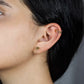 Oreja de mujer con earcuff stick en oro amarillo de 18 quilates, hecho en Joyería Caracas. 