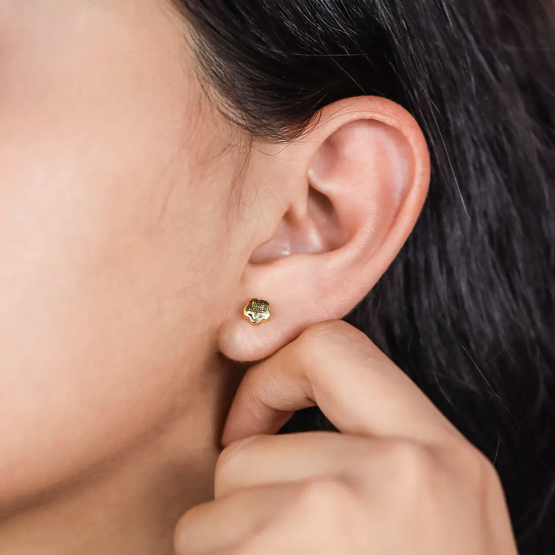 Oreja de mujer con topito en forma de estrella en oro amarillo de 18 quilates, hecho en joyeria caracas. 