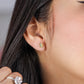 Oreja de mujer con topito en forma de hipopótamo en oro amarillo de 18 quilates, hecho en Joyería Caracas. 