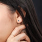 Oreja de mujer con topito de zafiro natural de 3.25mm hecho en joyeria caracas. 