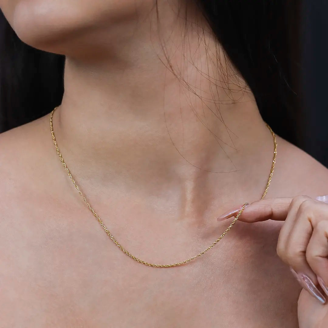 Foto uso de cadena en tejido singapur SS45 en oro amarillo de 18 kilates, hecho en Joyería Caracas. 