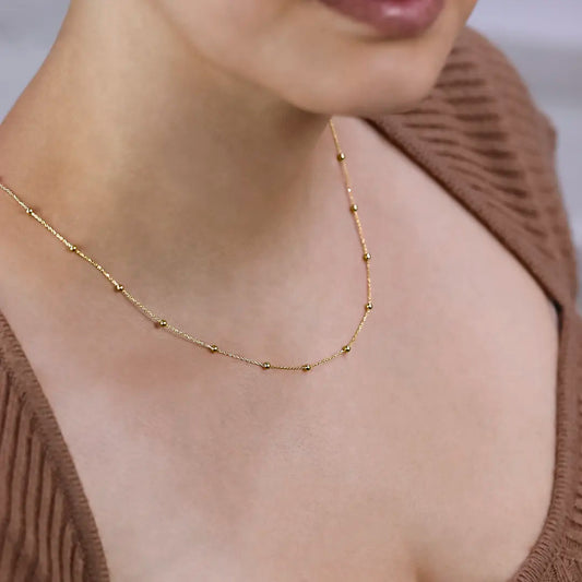 Cuello de mujer con cadena en tejido special sphere en oro amarillo de 18 quilates, hecho en Joyería Caracas. 