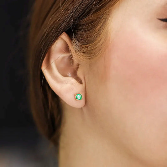 Oreja de mujer con topito cuadrado en oro amarillo de 18 quilates con Esmeralda de color verde, hechos en Joyería Caracas. 