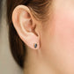 Oreja de mujer con topito en forma ovalada en oro amarillo de 18 quilates con Zafiro, hecho en Joyería Caracas. 