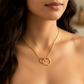 Cuello de mujer usando gargantilla de aro sin fin en oro amarillo de 18 quilates de Joyería Caracas. 