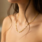 Cuello de mujer usando una gargantilla con formas de clips en oro amarillo de 18 quilates de Joyería Caracas. 