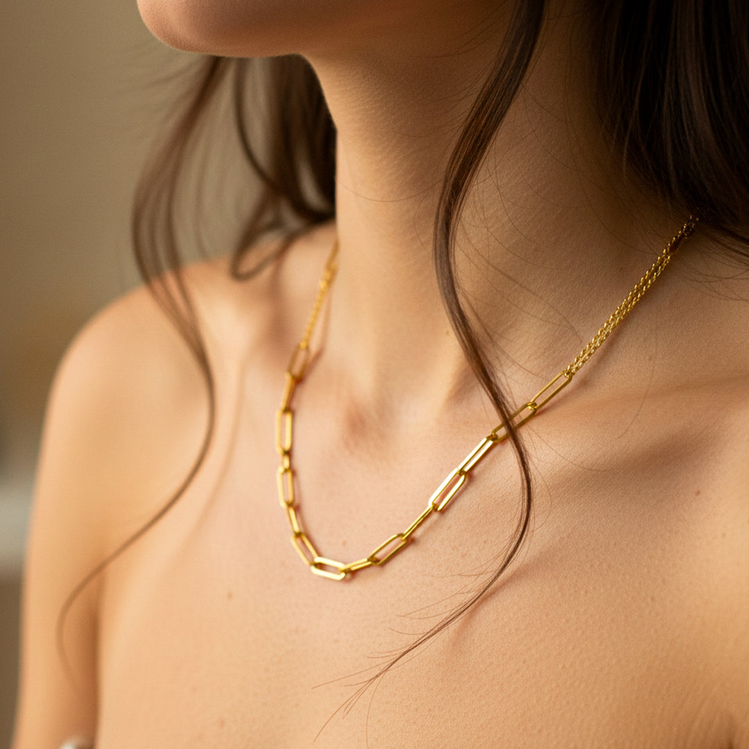 Cuello de mujer usando una gargantilla con formas de clips en oro amarillo de 18 quilates de Joyería Caracas. 