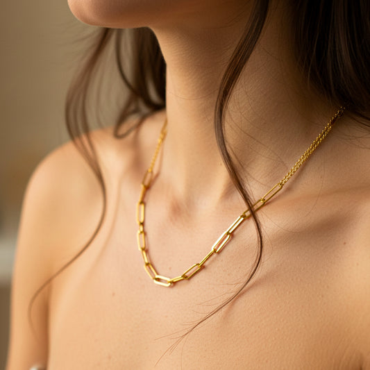 Cuello de mujer usando una gargantilla con formas de clips en oro amarillo de 18 quilates de Joyería Caracas. 