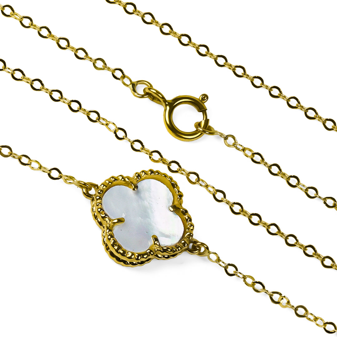 Gargantilla Clovers fabricado por Joyería Caracas elaborada en oro de 18 quilates, con delicados tréboles con acabado nácar. Cuenta con certificado de calidad y garantía para toda la vida.