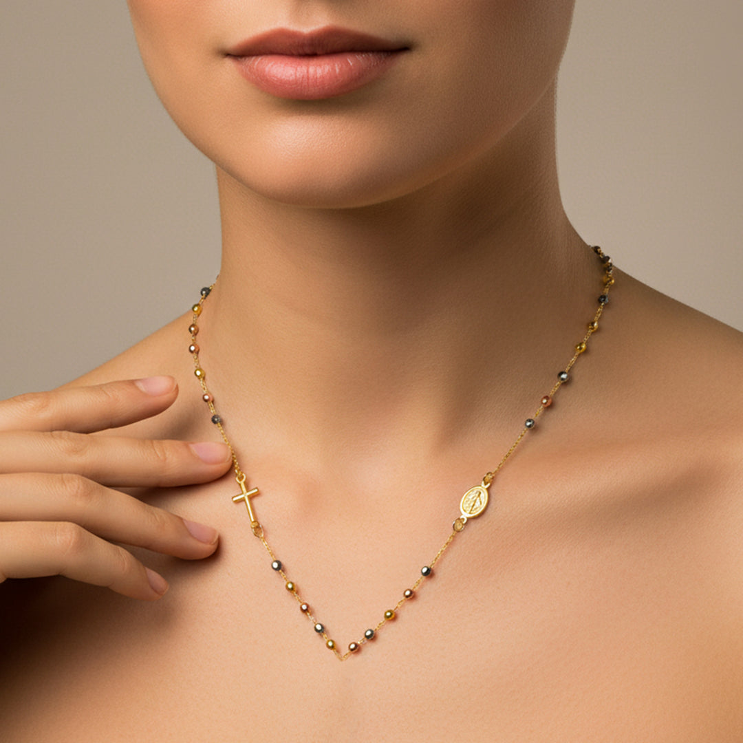 Cuello de mujer usando una gargantilla denario de esferas diamantadas 3 oros de 18 quilates de Joyería Caracas. 