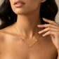 Cuello de mujer usando una gargantilla denario de esferas diamantados en oro amarillo de 18 quilates de Joyería Caracas. 
