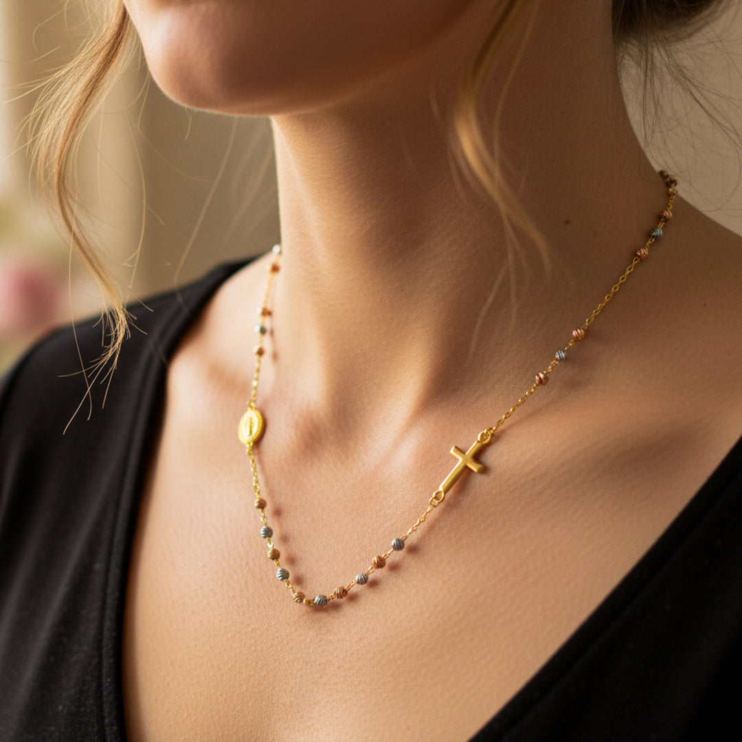 Cuello de mujer usando una gargantilla denario de esferas diamantadas en oro amarillo, blanco y rosa de 18 quilates de Joyería Caracas. 