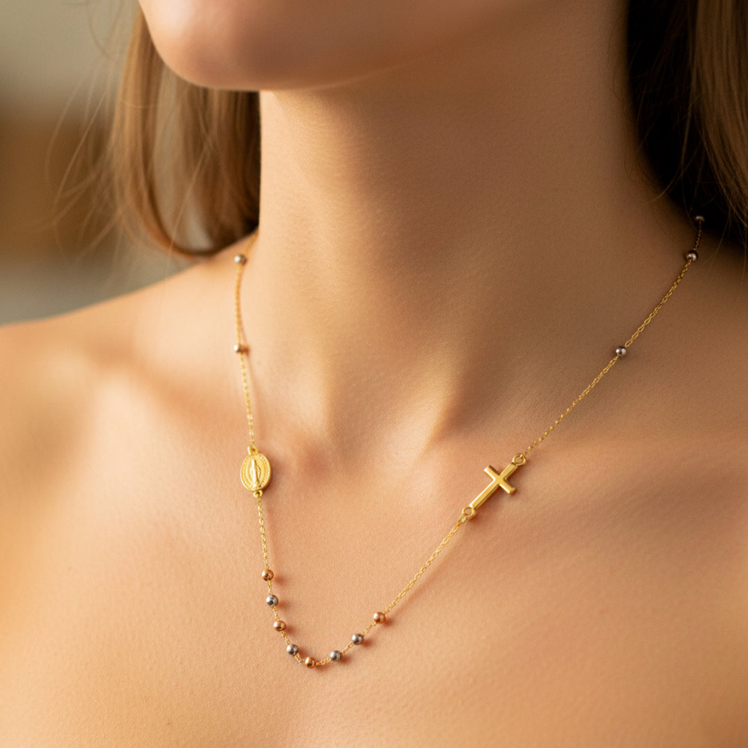 Cuello de mujer usando una gargantilla denario milagrosa 3 oros de 18 quilates de Joyería Caracas. 