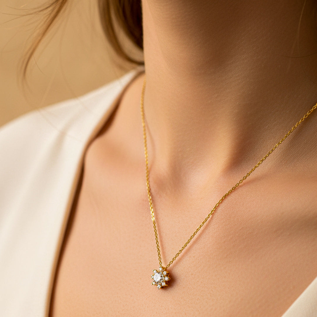 Cuello de mujer usando una gargantilla en oro amarillo de 18 quilates con flor con cristales de Joyería Caracas. 