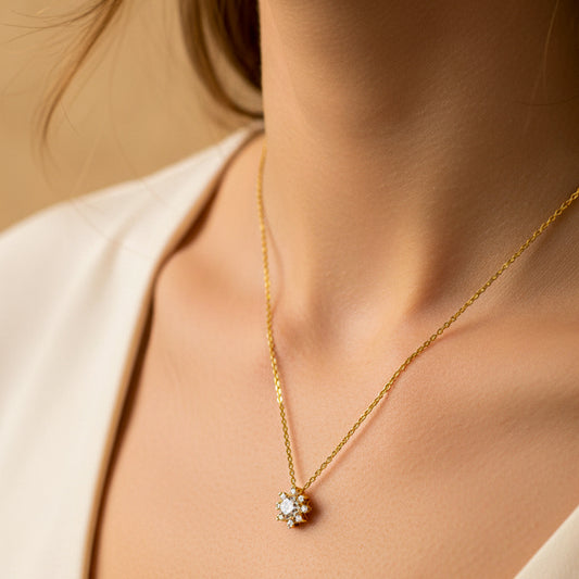 Cuello de mujer usando una gargantilla en oro amarillo de 18 quilates con flor con cristales de Joyería Caracas. 